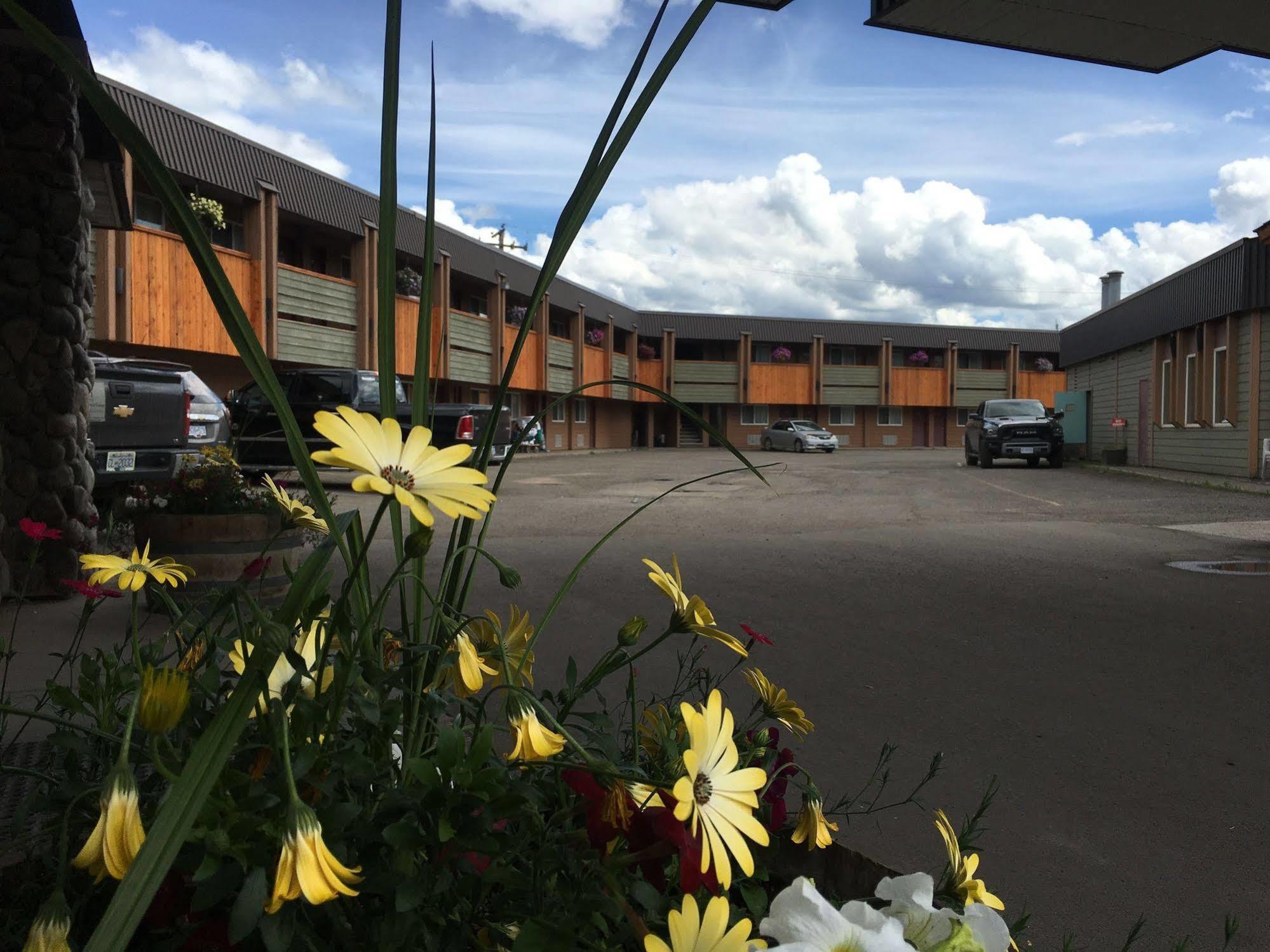 Aspen Inn Smithers Exterior photo